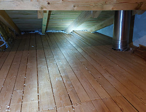 Zateplení trámového stropu rodinného domu pomocí foukané izolace